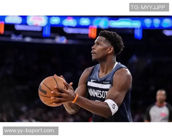 爱德华兹半场表现亮眼11投5中贡献14分1篮板1助攻1盖帽