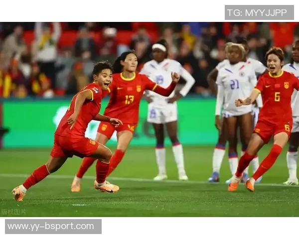 中国女足半场落后苏格兰三球张琳艳破门朱钰遭遇两次吊射失误